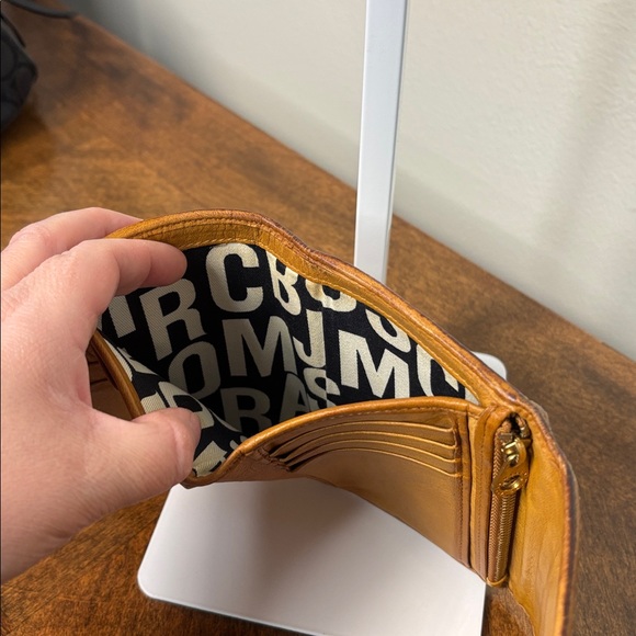 🔥 LOW START Marc Jacobs Brown Leather Turn lock Wallet with Gold Accents - Picture 8 of 12